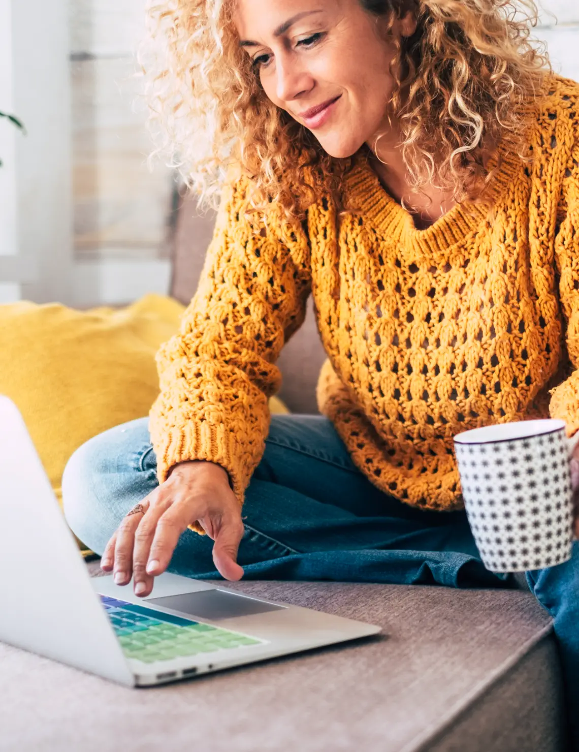 Vrouw bekijkt beoordelingen op haar telefoon en laptop