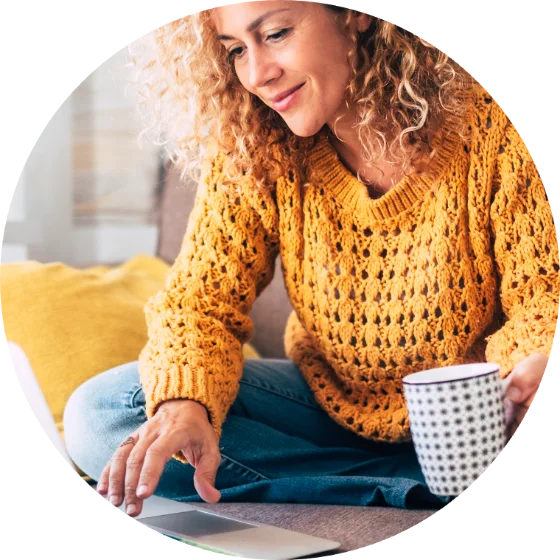 Vrouw vergelijkt thuis op haar laptop